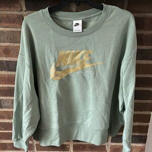 Women’s Plus Nike Club Crew, Size 1X
